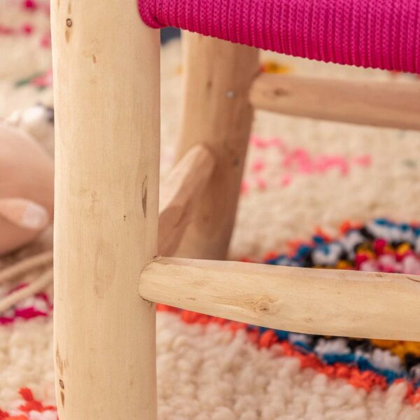 Banc pour enfant en bois et corde rose tressée – Image 4