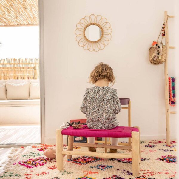 Banc pour enfant en bois et corde rose tressée – Image 2