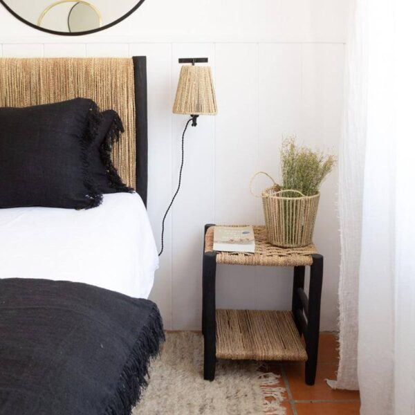 Table de Nuit Artisanale en Bois Brut et Palmier – Image 5