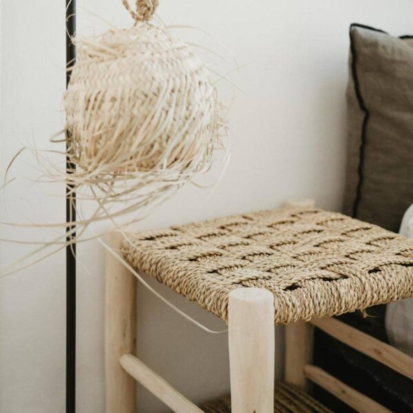 Table de Nuit Artisanale en Bois Brut et Palmier – Image 2