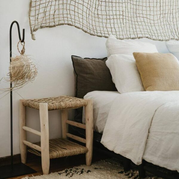 Table de Nuit Artisanale en Bois Brut et Palmier
